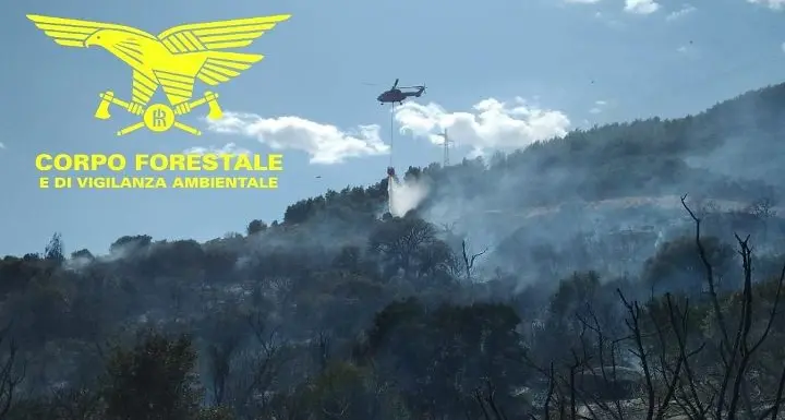 Incendio a Zerfaliu, sul posto un elicottero della Forestale