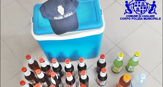 Al Poetto è guerra contro i venditori ambulanti abusivi: altri sequestri e maxi multe