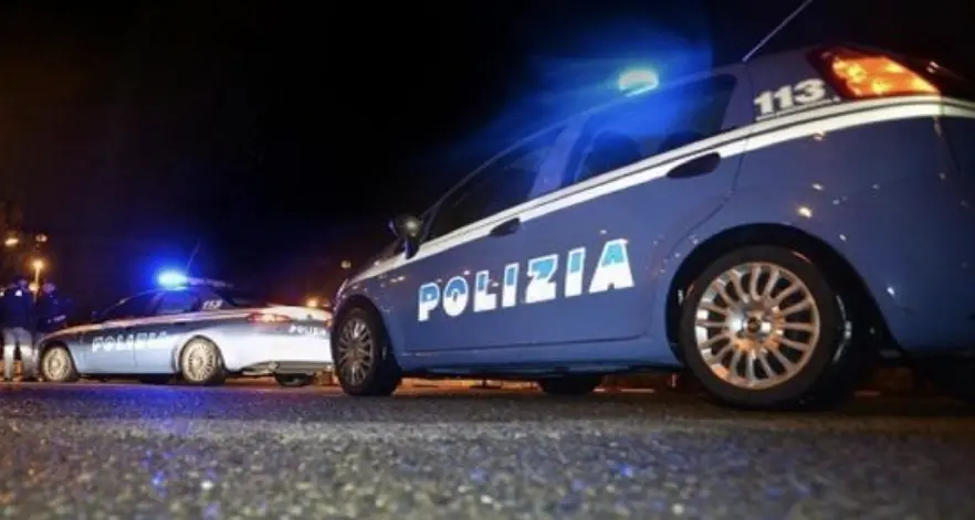 In auto con una pistola Beretta: arrestato un uomo ricercato dalla Polizia per furto