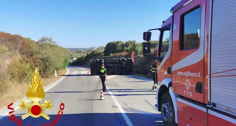 Arzachena. Autobotte si ribalta sulla carreggiata: gasolio in strada