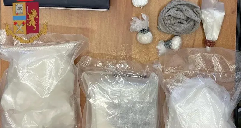 Cagliari. In casa un chilo di cocaina e abbigliamento rubato: arrestata cinese