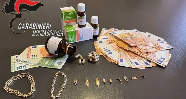 Entrava nelle case fingendosi benefattrice, poi drogava e derubava anziani: arrestata