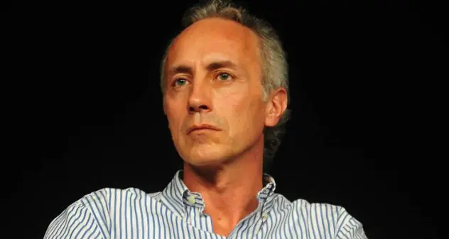 Incidente per Marco Travaglio: con la Smart finisce contro i tavolini di un ristorante