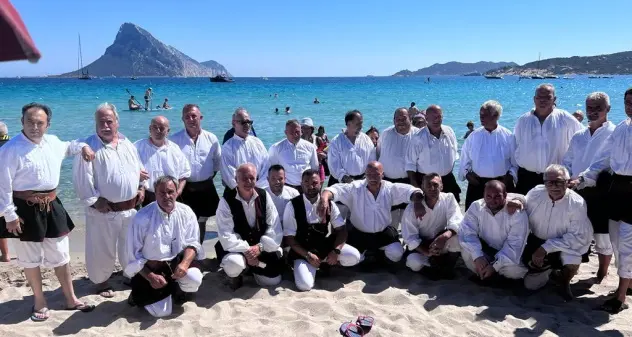 Il Coro di Loiri sbarca a Porto Taverna per fare una sorpresa ai bagnanti, il VIDEO