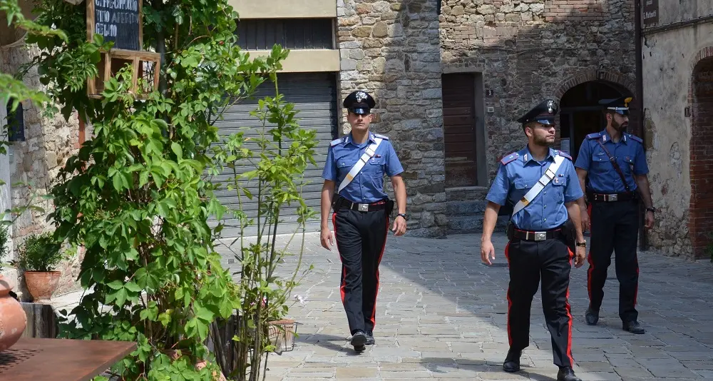 Ai domiciliari, scende in strada e inveisce contro i passanti