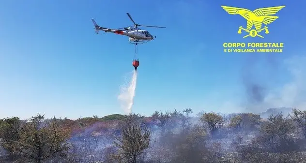 Oristano. Incendio nei pressi della foce del Tirso, elicottero in azione