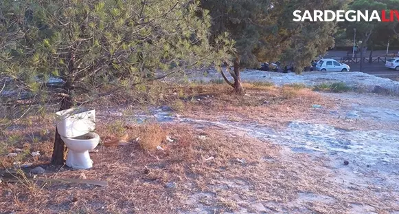 Il water ‘dimenticato’ a Buoncammino: da due mesi fa bella mostra di se davanti al Belvedere pieno di rifiuti