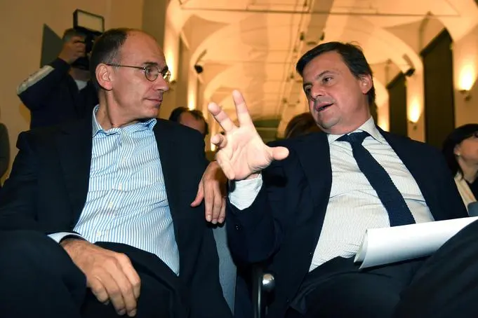 il ministro dello Sviluppo Economico Carlo Calenda (D) parla con Enrico Letta  a margine della conferenza \"Politica commerciale europea: ridisegnare la globalizzazione\" a palazzo delle Stelline, Milano, 18 Novembre 2016.\\nANSA / MATTEO BAZZI