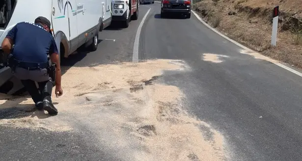 Scontro tra una Clio e un camper a Cala Liberotto, ferita una donna