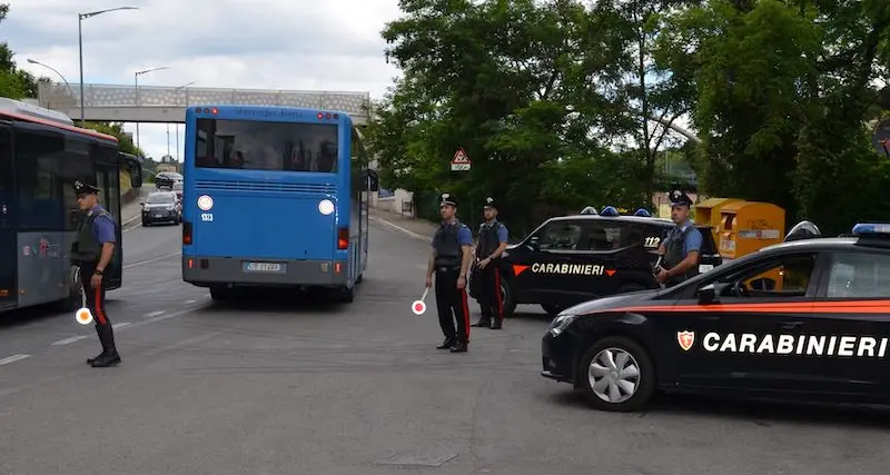 San Sperate. Stacca sedile del pullman e lo lancia sulla 131: denunciato un 15enne