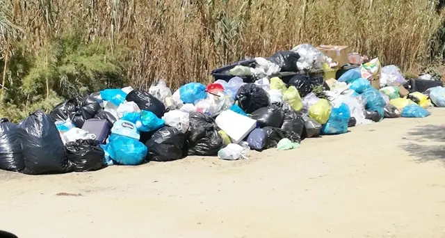 A Santa Barbara la vergogna dei rifiuti abbandonati, i residenti: “Paghiamo la tassa rsu e questo è ciò che dobbiamo sopportare”