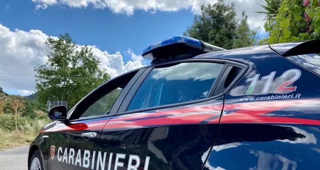 Bosa. I carabinieri liberano bimbo rinchiuso in auto con le portiere bloccate