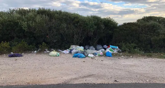 Lanciano i rifiuti dal finestrino dell’auto, i barracelli beccano e multano tre persone