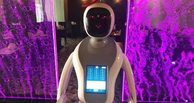 Cameriera-robot in un sushi-bar Cagliari