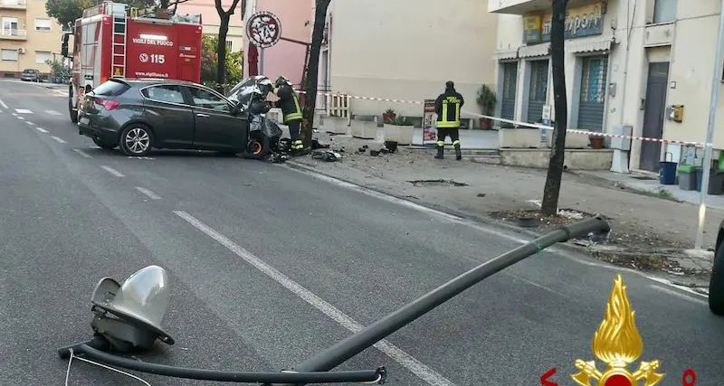 Olbia. Perde il controllo dell’auto, si schianta contro un palo della luce e lo butta giù