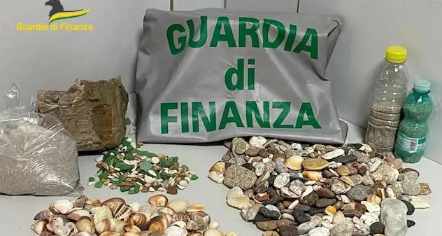 Sequestrati ad Alghero quasi cinque chili di sabbia e ciottoli