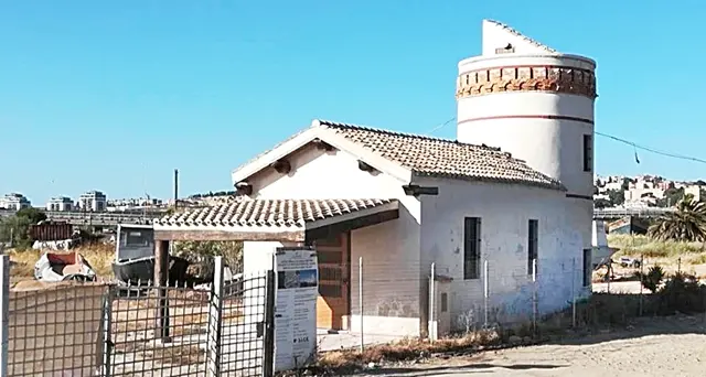 Sos per la storica Torre della IV Regia: l’opera monumentale è invasa dai rifiuti abbandonati dagli incivili
