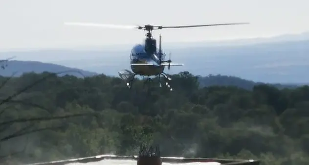 Incendi a Suni e Assemini, elicotteri in volo