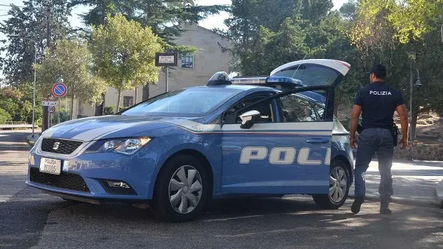 Aggredisce donna con calci e pugni a Nuoro, poi le ruba le sigarette: denunciato