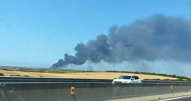 Incendio a Truncu Reale, i sindaci di Porto Torres e Sorso: \"Tenete chiuse le finestre\"