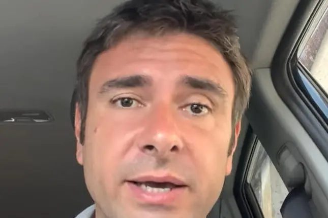 Il fermo immagine mostra Alessandro Di Battista nel video pubblicato sul suo profilo Twitter, 09 agosto 2022. TWITTER ALESSANDRO DI BATTISTA +++ ATTENZIONE LA FOTO NON PUO\\' ESSERE PUBBLICATA O RIPRODOTTA SENZA L\\'AUTORIZZAZIONE DELLA FONTE DI ORIGINE CUI SI RINVIA+++(NPK)