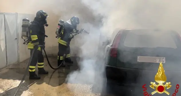 Olbia. A fuoco un’autovettura in sosta in un parcheggio privato