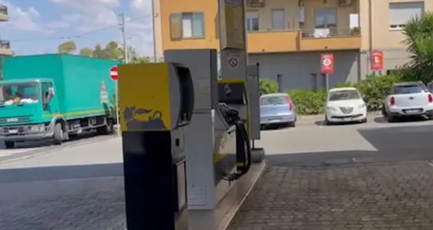 Cagliari, il distributore di benzina ora parla in sardo