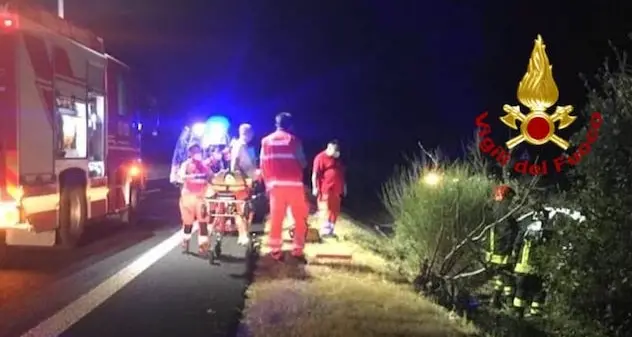Terralba. Auto va fuori strada sulla 131 e finisce nella vegetazione