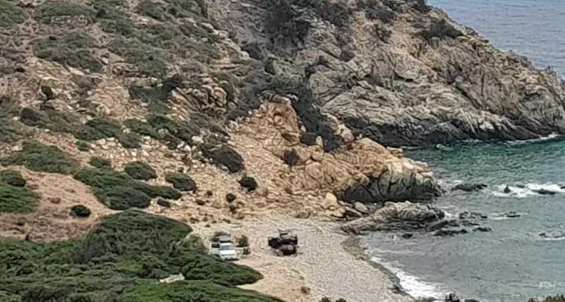 Villasimius. Con i fuoristrada si accampano sulla spiaggia