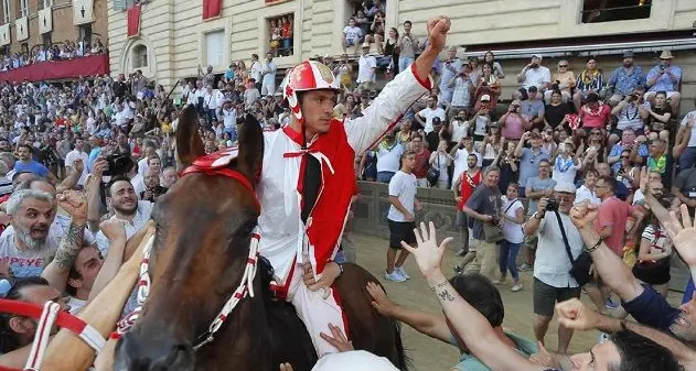 Palio di Siena rinviato a domani per un violento temporale