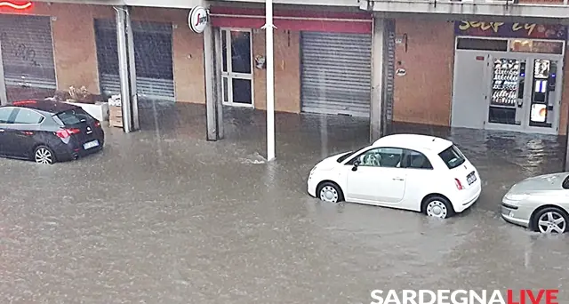 Bomba d’acqua a Pirri, piazza Italia sommersa dall’acquazzone. VIDEO