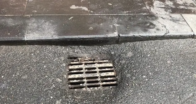 Parte la pulizia di caditoie e tombini stradali