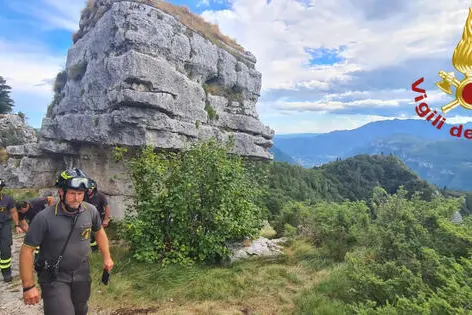 Un escursionista di 30 anni, residente in provincia di Rovigo, e\\' morto nel primo pomeriggio precipitando per un centinaio di metri da un massiccio sulla Val d\\'Astico, a Rotzo, sull\\'Altopiano di Asiago (Vicenza), 20 agosto 2022. Secondo una prima ricostruzione, pare che il giovane stesse cercando di recuperare un cellulare, caduto alla fidanzata, quando si e\\' sporto nel precipizio perdendo l\\'equilibrio e finendo in un burrone.  ANSA/VIGILI DEL FUOCO  +++ ANSA PROVIDES ACCESS TO THIS HANDOUT PHOTO TO BE USED SOLELY TO ILLUSTRATE NEWS REPORTING OR COMMENTARY ON THE FACTS OR EVENTS DEPICTED IN THIS IMAGE; NO ARCHIVING; NO LICENSING +++  (NPK)