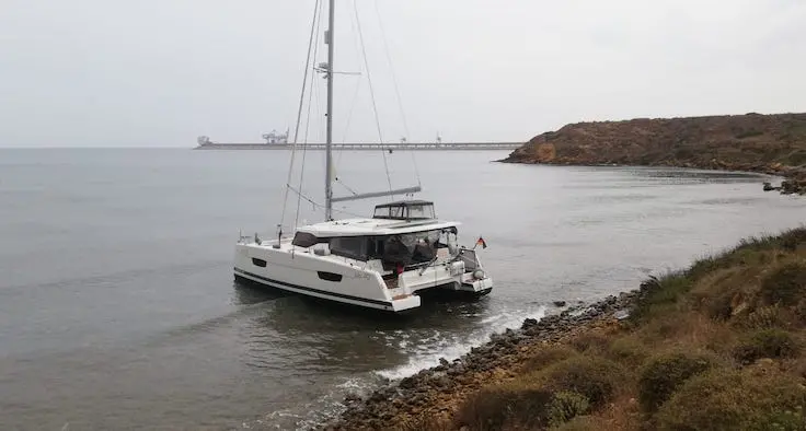 Maltempo. Catamarano s'incaglia a Porto Torres