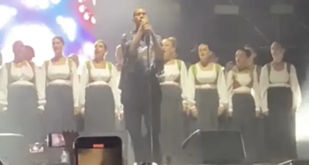 Mahmood infiamma il palco a Iglesias tra canzoni e battute in dialetto oroseino