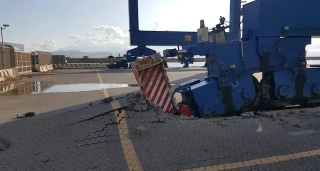 Porto Canale. “Una delle 7 grandi gru sfonda il fine corsa ed esce dai binari”. La denuncia di Mauro Pili