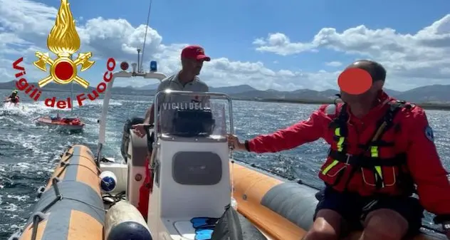 Budoni. Uomo in difficoltà con la barca a vela soccorso a Porto Ottiolu