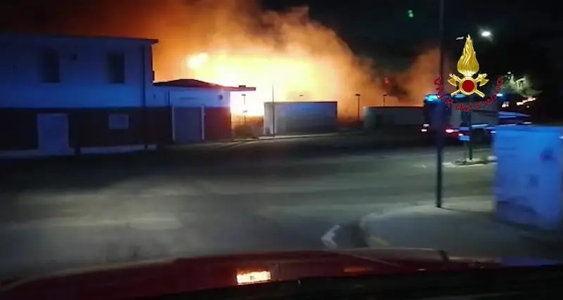 Notte di paura a Settimo San Pietro. Divampa incendio vicino alla stazione e al centro abitato