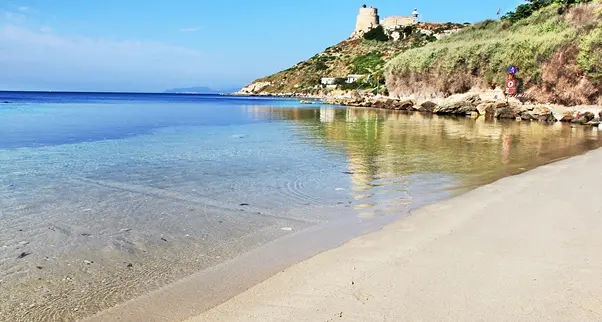 Calamosca, stop a bagni e tuffi: “Il mare è inquinato”