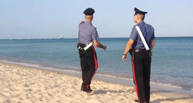 Lite in spiaggia per gli eccessivi spazi occupati: un bagnante viene ferito con l'ombrellone