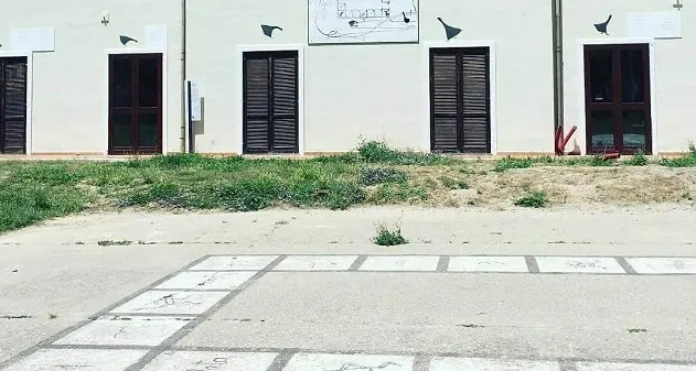 Ulassai. Auto su opera Maria Lai durante gimkana notturna. è polemica