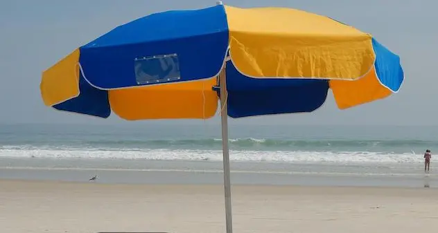 Lite in spiaggia, bagnante ferito con l’asta dell’ombrellone