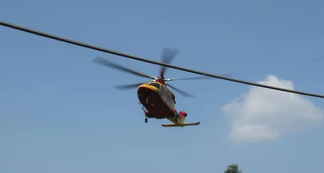 Precipita da vetta Alpi mentre scatta foto alla compagna: morto un 77enne