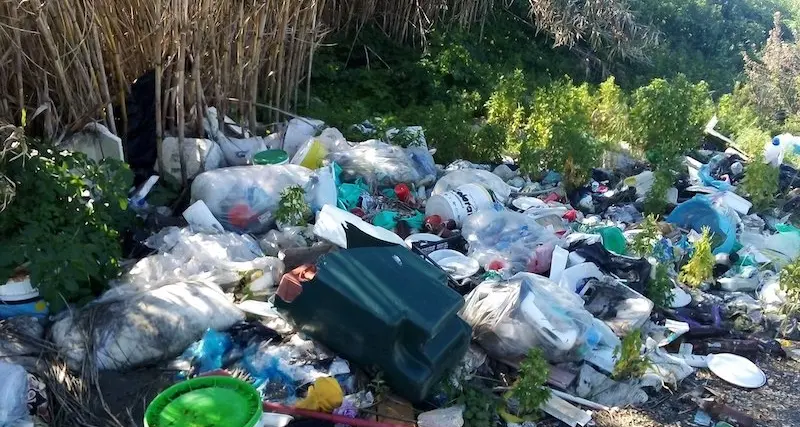 Cagliari. Le vostre segnalazioni. “In Viale Monastir una discarica a cielo aperto”