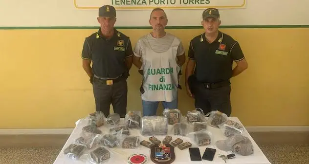 Sbarca a Porto Torres con 12 chili di droga: arrestato corriere spagnolo