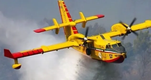 Incendio a Macomer, intervengono anche Super Puma e Canadair