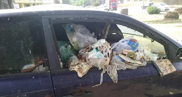 Autovettura ferma da anni “Adibita” a cassonetto dei rifiuti. La denuncia di Massimiliano Lepri