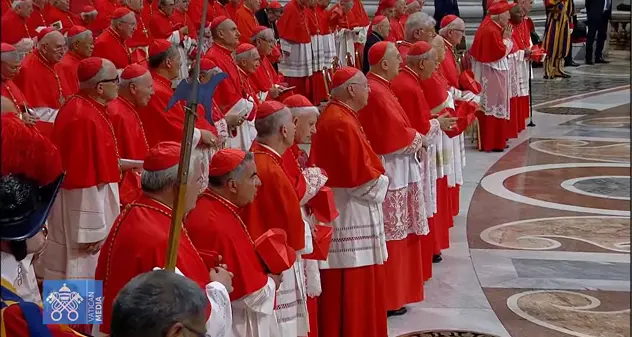 Becciu riammesso al Concistoro, seduto in prima fila in Basilica Vaticana