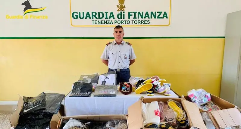 Porto Torres. La Finanza sequestra oltre 20 mila capi di abbigliamento contraffatti: 6 persone denunciate