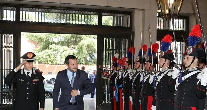 Salvini: \"Riporterò la leva militare\". Sindacato carabinieri: \"Giovani impreparati un rischio\"